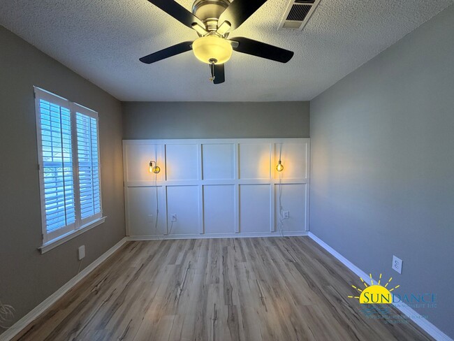 Building Photo - Charming Custom Details & Cul-de-Sac Living in Mary Esther!