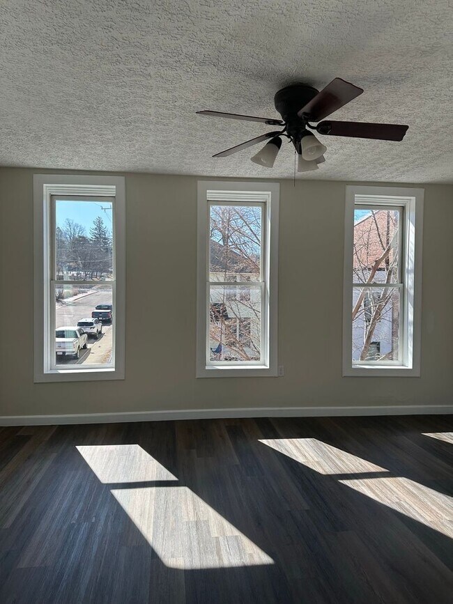 Building Photo - 1024 Main St