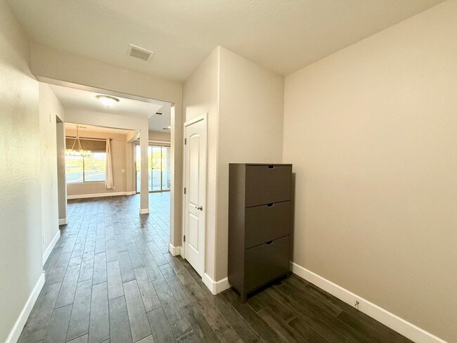 Building Photo - Gorgeous home in Chino Valley