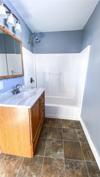 Bath tub and sink - 410 Seymour Ave