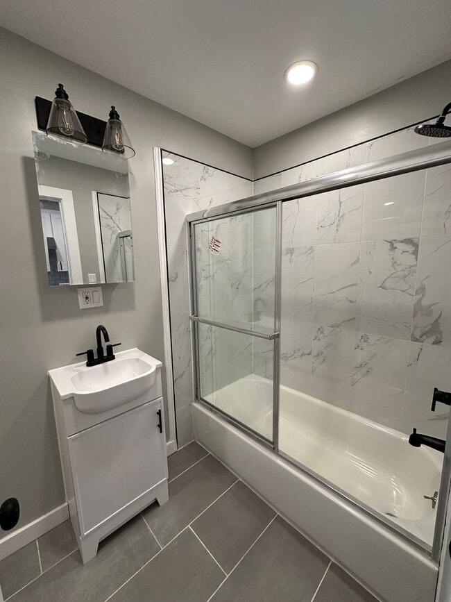 Building Photo - Beautiful renovated 2 bed, 1 bath