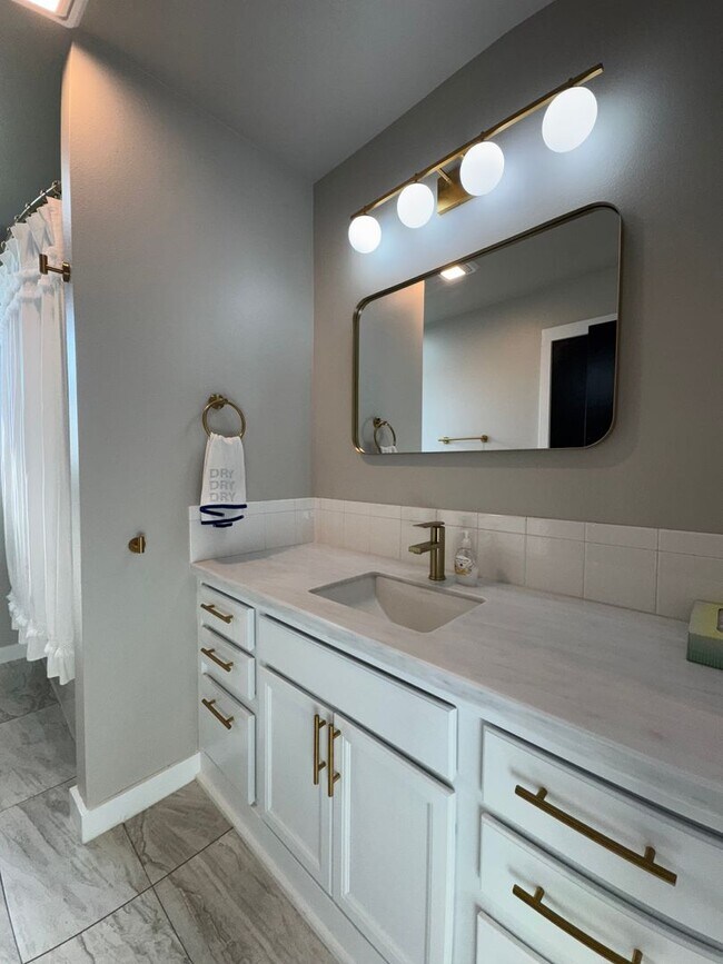 Building Photo - Newly Renovated & Ready to Impress!