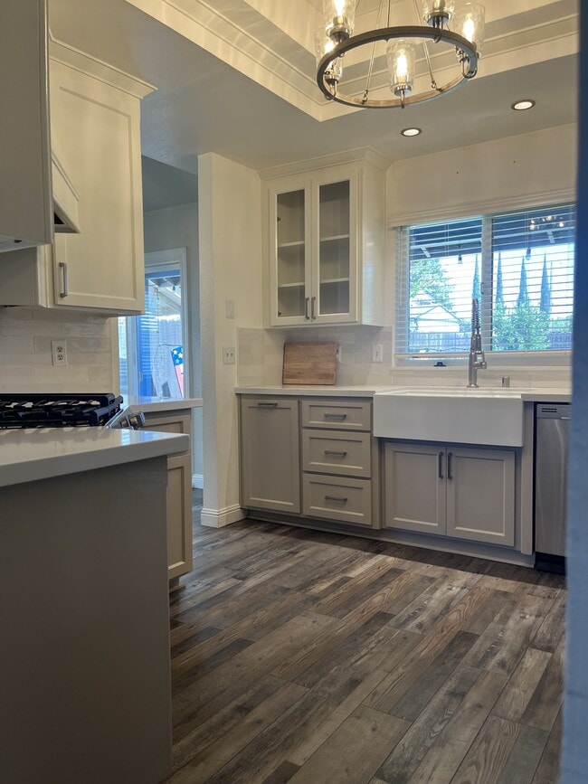 Building Photo - 1741 Tamarack Dr