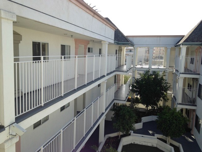 Building Photo - Fumbah Manor
