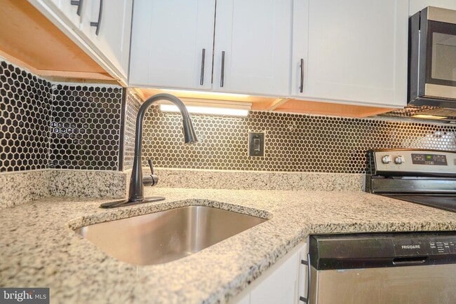 Building Photo - 3737 Clarks Ln