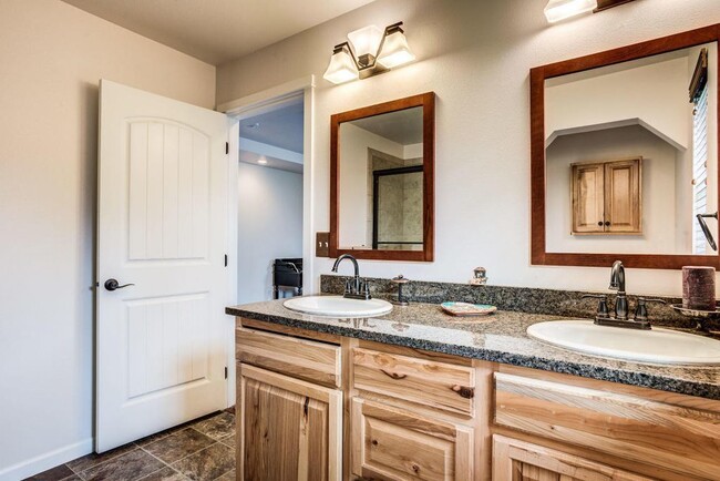 Building Photo - Radiant lake - 3 Bedroom Home