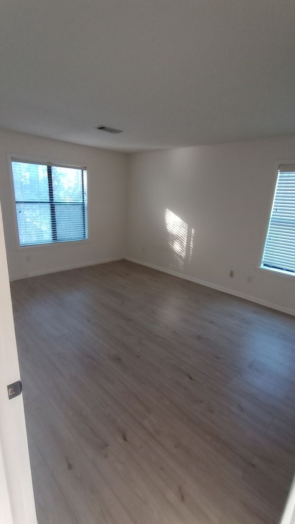 Building Photo - Remodeled 2 bed 2 bath Condo on Campus