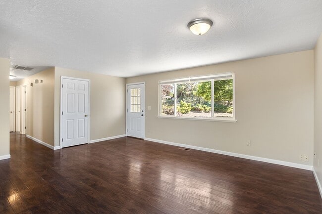 Building Photo - Updated 3-Bed Home on Spacious Lot – 10 Mi...
