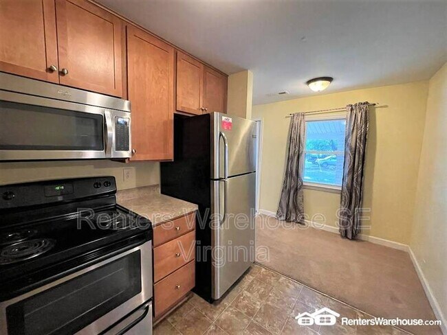 Building Photo - 500 Ashlawn Dr