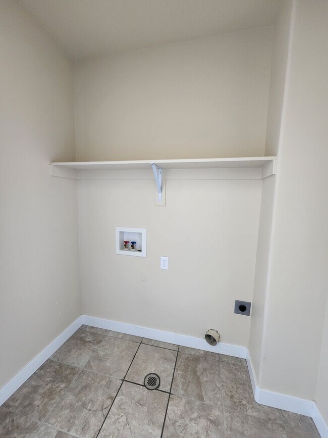 Building Photo - Luxury! 4 bdrm 3.5 bath HOUSE w/ Views! 2 car garage!