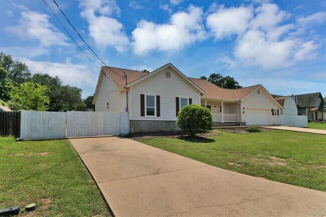 Building Photo - 203 Dunkeld Dr