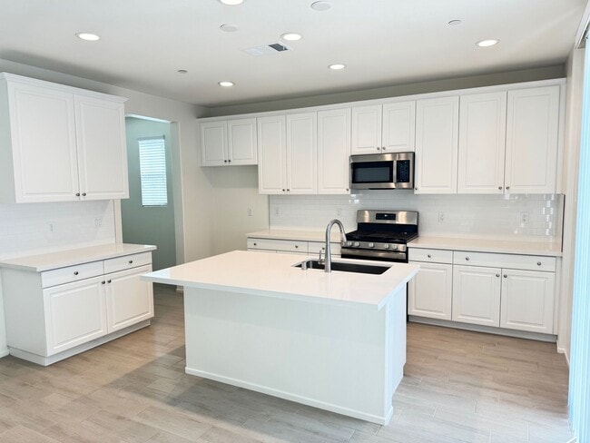 Building Photo - Newly built 5 + 3 With Solar! $4000/Month