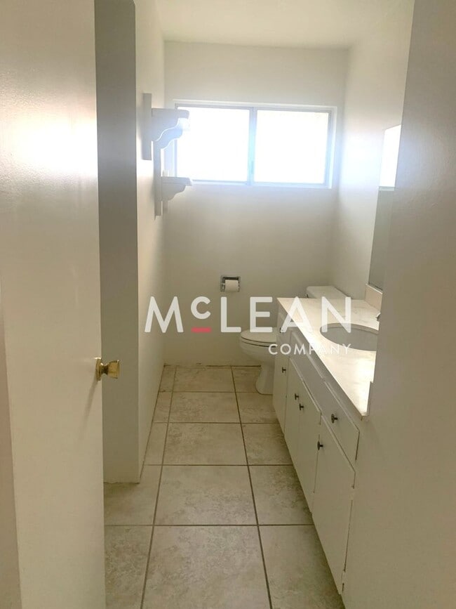 Building Photo - Three Bedroom Home in Beautiful Neighborhood