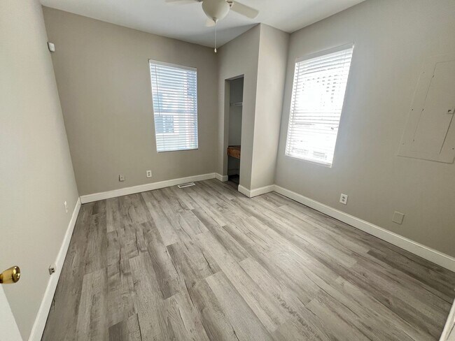 Building Photo - 2 Bedroom 1 Bath Apartment - Downtown Charleston