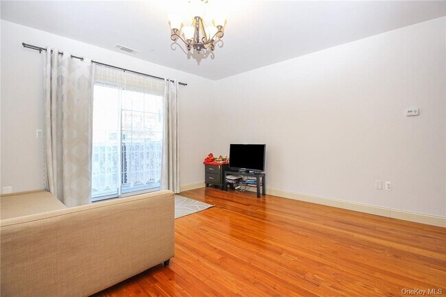 Building Photo - 543 Main St