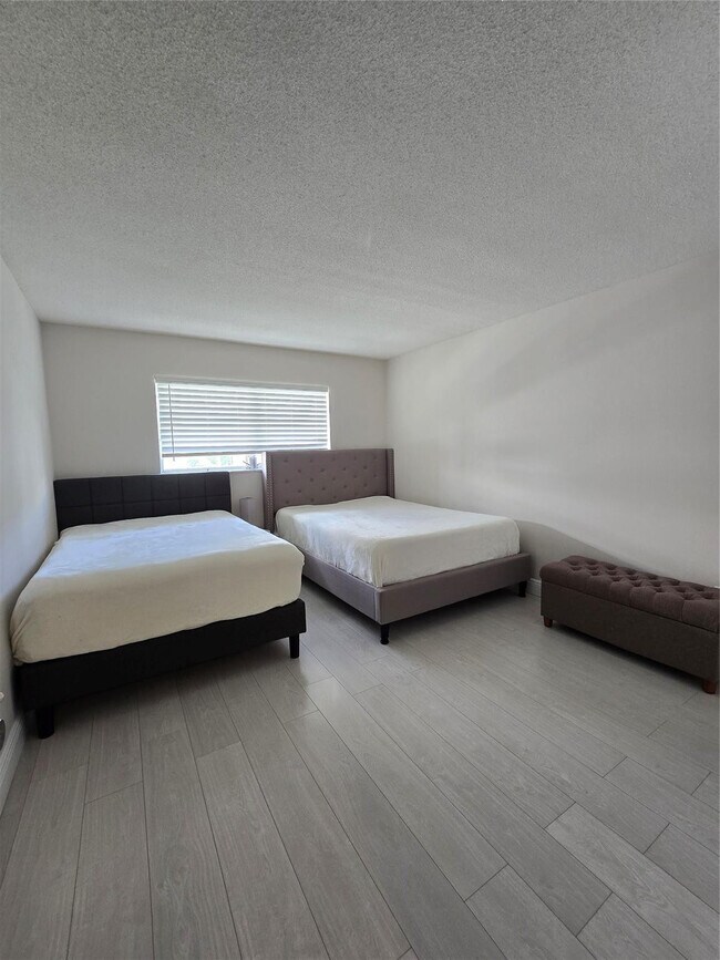 Building Photo - 2109 NE 68th St