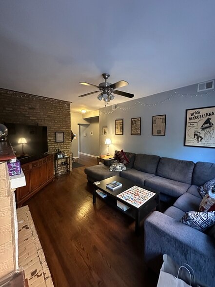 Living room - 6754 N Lakewood Ave