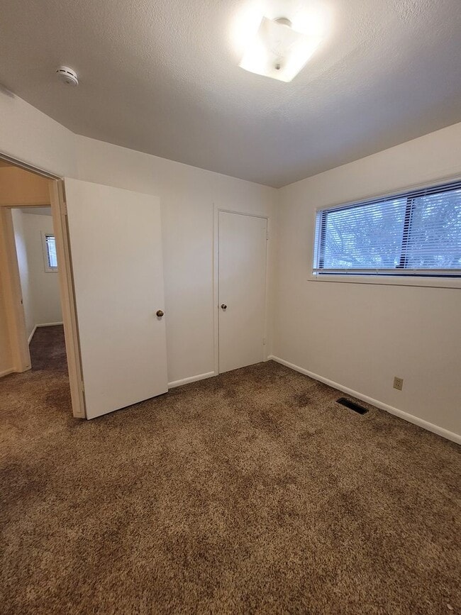 Building Photo - FREE DECEMBER RENT - New Interior Paint/ 1637 Sq Ft