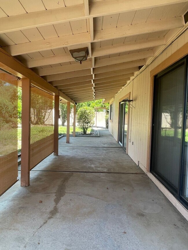 Building Photo - SPACIOUS 3 BED 2 BATH WITH A FAMILY ROOM A...