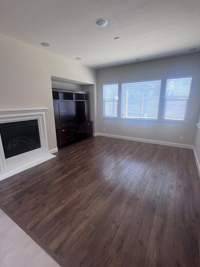 Building Photo - BEAUTIFUL HOME IN ELK GROVE WITH POOL!!