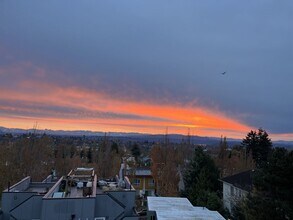 Building Photo - Beacon Hill Townhome