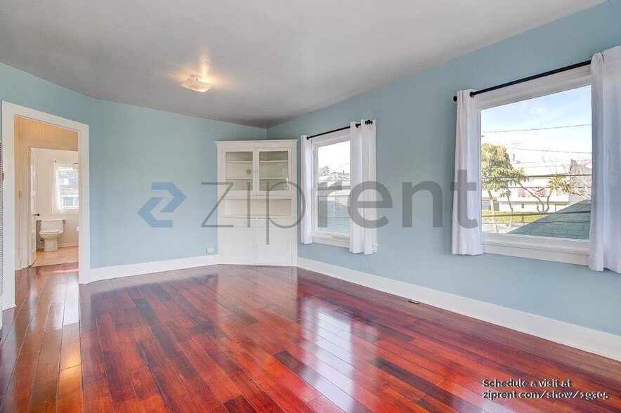 Building Photo - Unit B