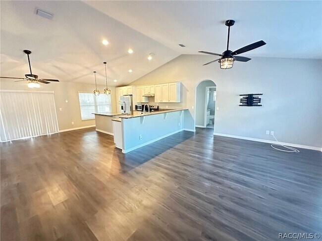 Building Photo - 5825 N Larkspur Way