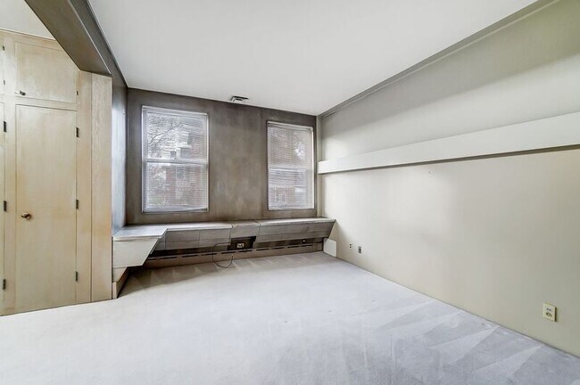 Building Photo - 2881 Observatory Ave