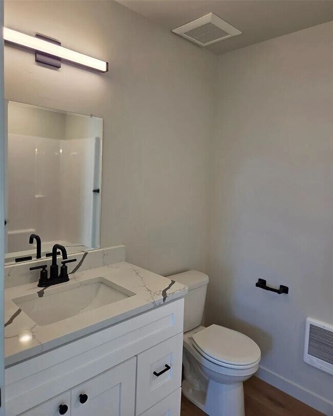 Building Photo - 819 9th Ave W