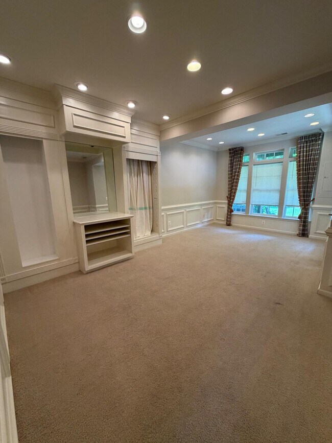 Building Photo - 701 Monroe Point Dr