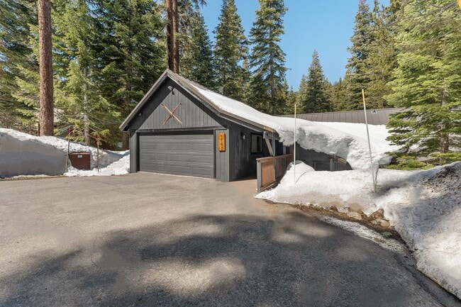 Building Photo - SKI LEASE: Ranch Home with Garage & Gas Fireplace!
