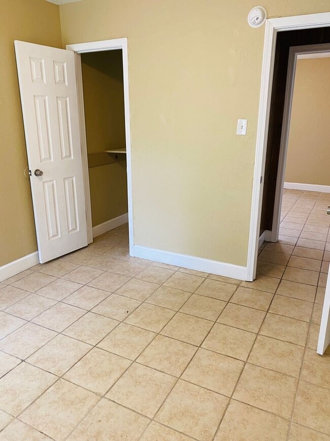 Building Photo - 5535 S Kenneth Ave