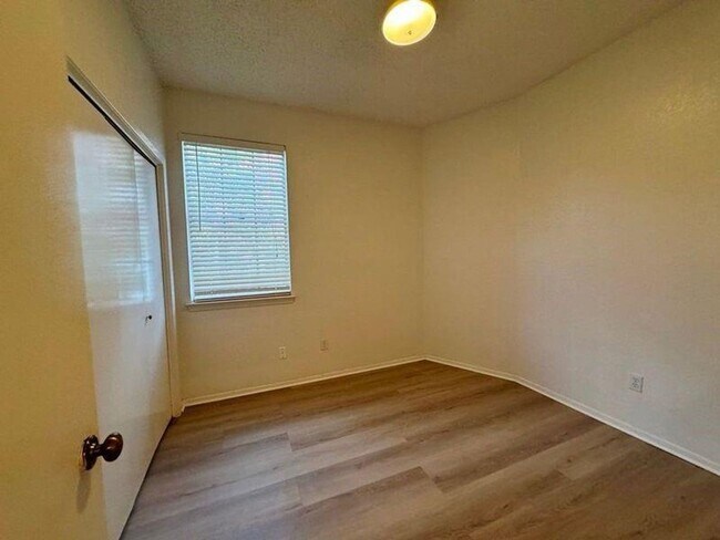 Building Photo - Charming 2/2 condo in Westcreek Landing!