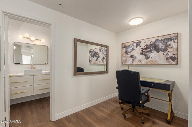 Building Photo - 20100 N 78th Pl