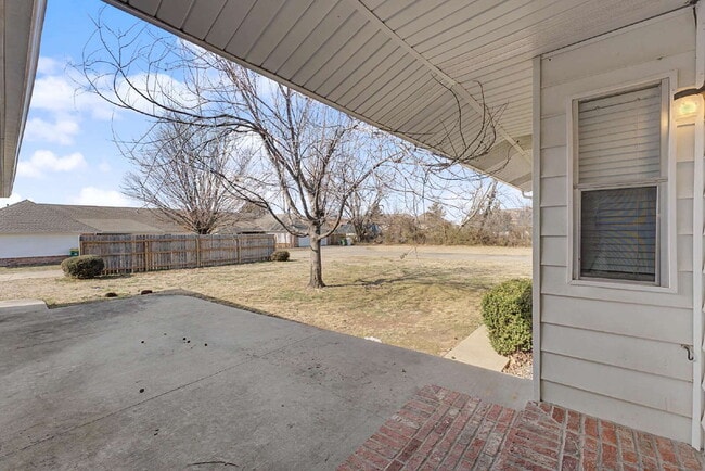 Building Photo - 910 S 28th St