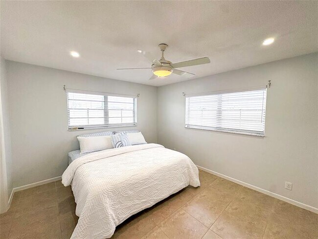 Building Photo - 4541 N Ocean Dr
