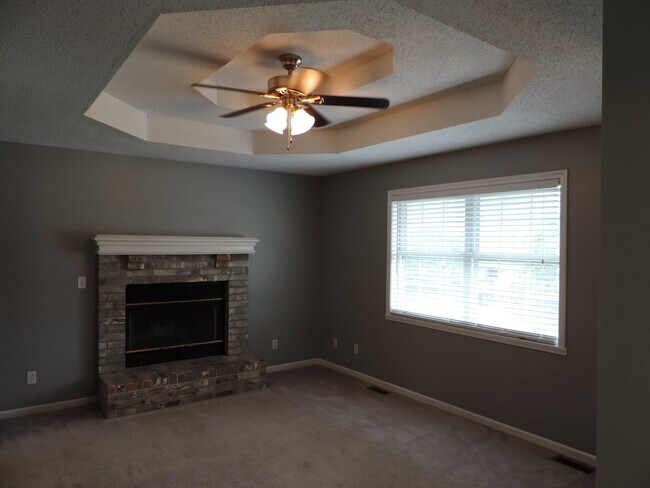 Building Photo - A Spacious 3 Bedroom Home in a Great Locat...