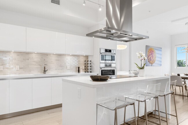 Building Photo - 155 E Boca Raton Rd