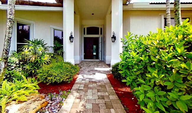 Building Photo - 405 Sabal Way