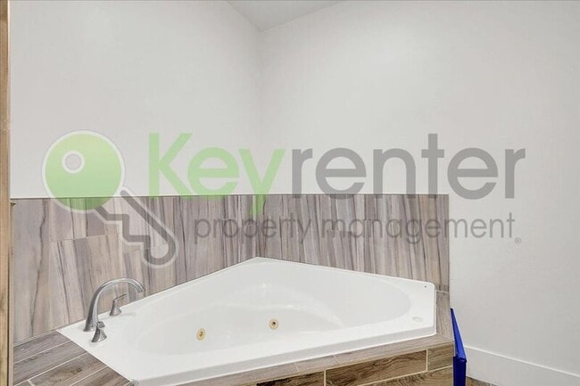 Building Photo - 4404 Lantana Ave