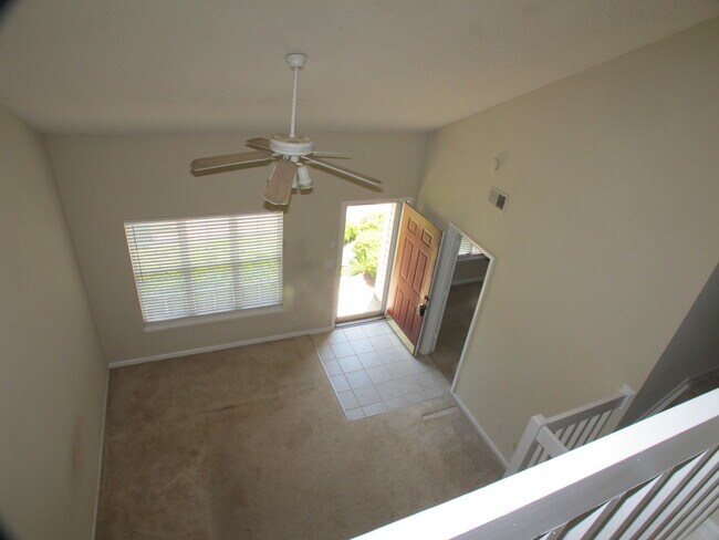 Building Photo - End Unit 3 bedroom, 2 bath Townhome in the...