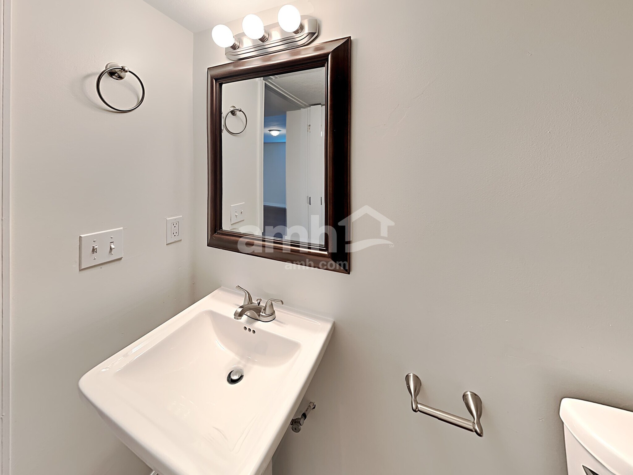 Building Photo - 5069 S Vista Dr