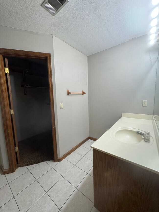 Building Photo - 3 Bed / 2 Bath Available Now