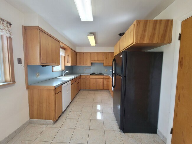 Building Photo - Charming 3 bed 2 bath with bonus room.
