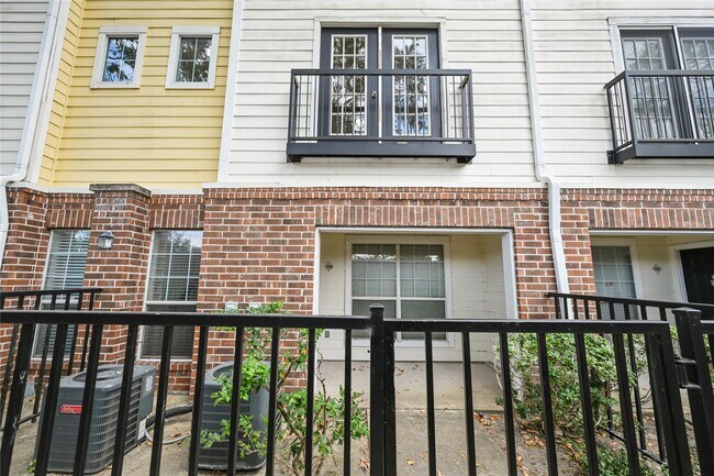 Building Photo - 9200 Westheimer Rd