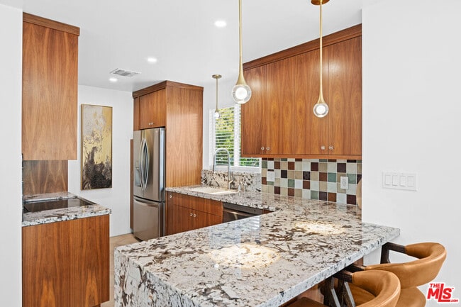 Building Photo - 2152 Parnell Ave