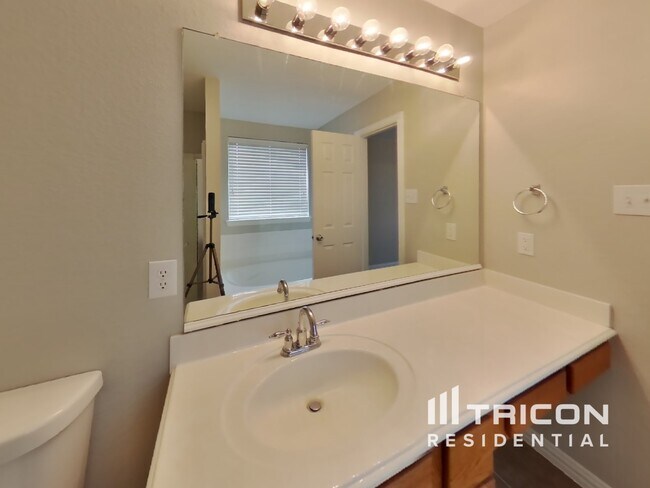 Building Photo - 1136 Honeywell Dr