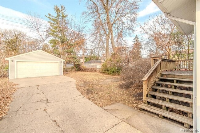 Building Photo - 613 E Lincoln Ave