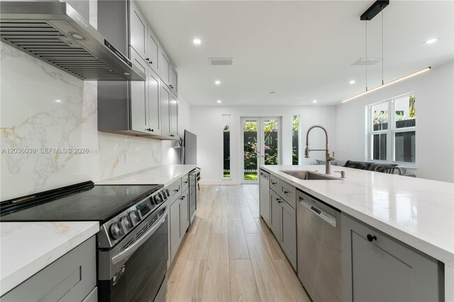 Building Photo - 3125 Paola Dr