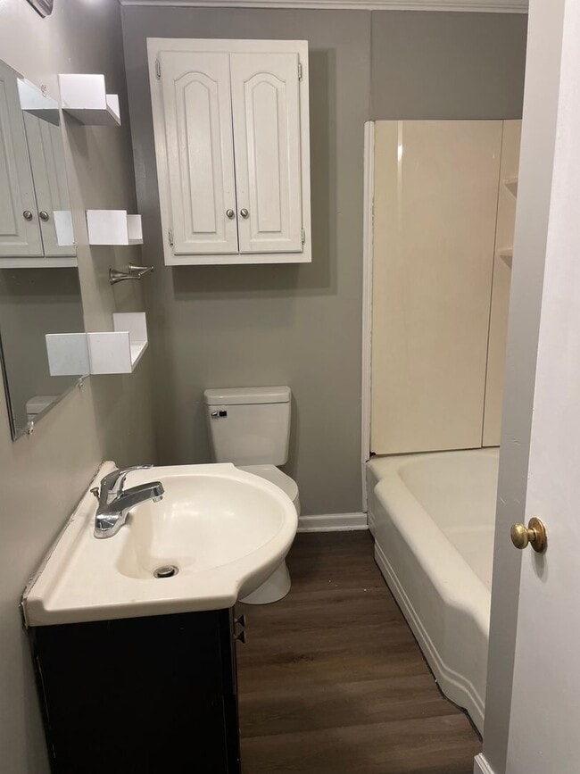 Building Photo - 2 bed 1 bath duplex